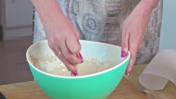 Koki Menggunakan Kocokan Untuk Memasak Telur Menyiapkan Bahan Bahan Untuk — Stok Video