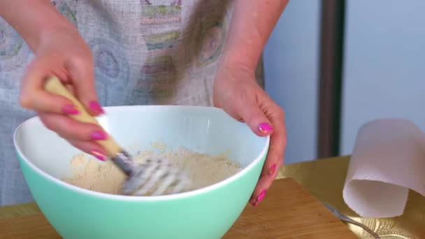 요리사는 달걀을 요리하기 위스키를 사용합니다 건강한 요리를위한 재료를 집에서 반죽을 — 비디오