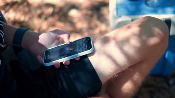 Telefondaki Mesajları Kullanarak Internette Gezinerek Kaydırmaya Basarak Sosyal Medyayı Karıştırarak — Stok video