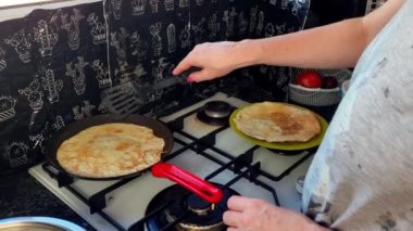 Kızartma tavasında büyük yuvarlak bir gözleme. Krepten duman yükselir. Delikli gözleme. Maslenitsa. Rus geleneği. Yemek pişirme.