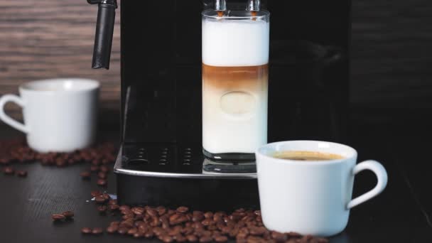 Gros Plan Café Versé Dans Une Tasse Verre Avec Lait — Video