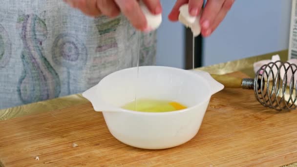 Bucătarul Sparge Rupeți Oul Într Castron Sticlă Bucătarul Pregătește Mâncare — Videoclip de stoc