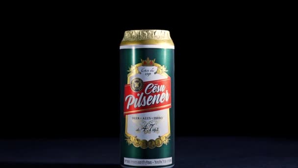 Rishon Lezion Israël 2023 Pilsner Bier Metalen Blikje Met Waterdruppels — Stockvideo