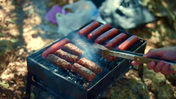 Ψητά Λουκάνικα Ψήνονται Ψησταριά Πιάτα Μαγειρεμένα Μια Σχάρα Κάρβουνου Αναποδογυρίζει — Αρχείο Βίντεο