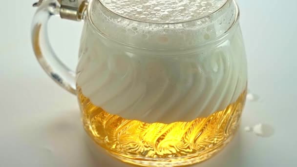 Pivo Nalije Sklenice Bílém Podkladu Zpomal Pivo — Stock video