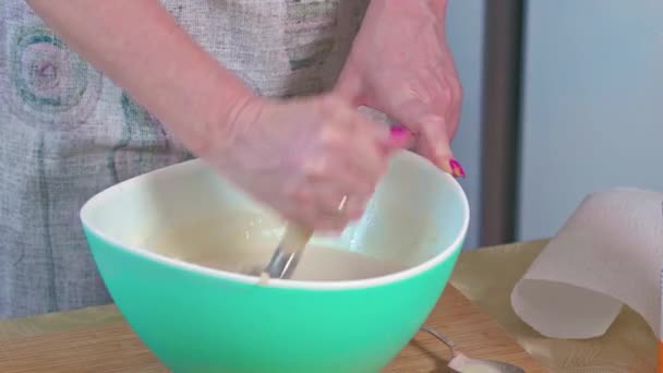 Chef Gebruikt Een Garde Eieren Koken Het Bereiden Van Ingrediënten — Stockvideo