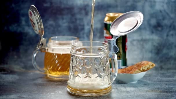 暗い背景にビールをグラスに注ぐ スローモーション テーブルの上に置かれたガラスにビールを注ぐゆっくりとした動き ビール — ストック動画