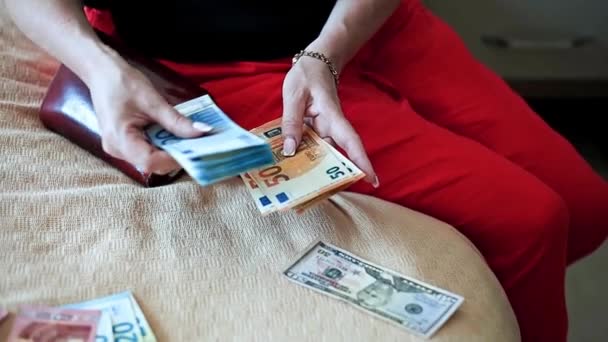 Крупный План Женских Рук Держащих Считающих Банкноты Евро Деньги — стоковое видео
