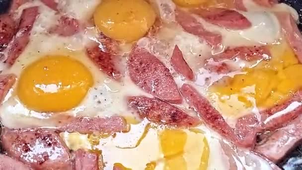 Detailní Záběr Vajec Párků Smažených Pánvi Jídlo — Stock video