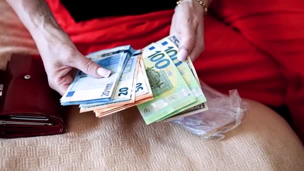 Close Van Vrouwenhanden Die Eurobankbiljetten Aanhouden Tellen Geld — Stockvideo