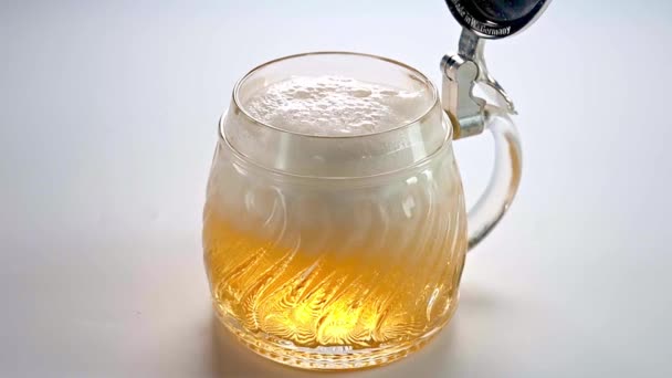 ビールは白い背景にグラスに注がれています スローモーション ビール — ストック動画