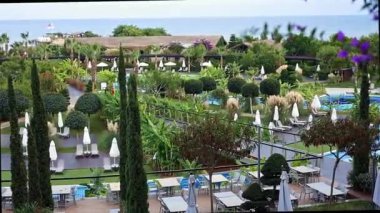 Kuzey Kıbrıs, Bafra, 10.8.2023: Akdeniz kıyısındaki otel alanı. Turist dinlenme alanı. Ağır çekim. Turizm.