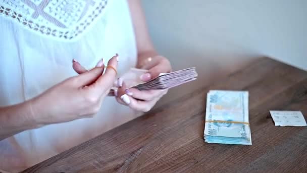 妇女双手合拢200个土耳其里拉钞票的特写 慢动作钱 — 图库视频影像