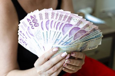 Türk lira banknotlarını tutan kadınların yakın çekimleri. Para.