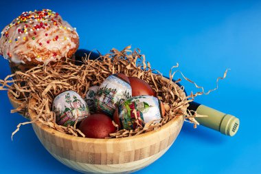 Paskalya ve yumurta arka planı. Geçmişi. Yumurta ve şaraplı Paskalya pastası. Paskalya sembolü Paskalya kartı. Boşluğu kopyala