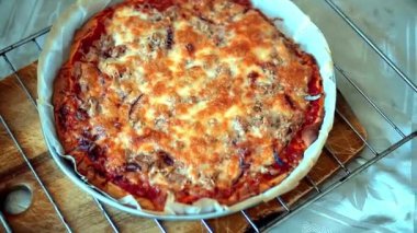 Lezzetli, hazır İtalyan pizzası ve ton balığı yakından. Pizza..