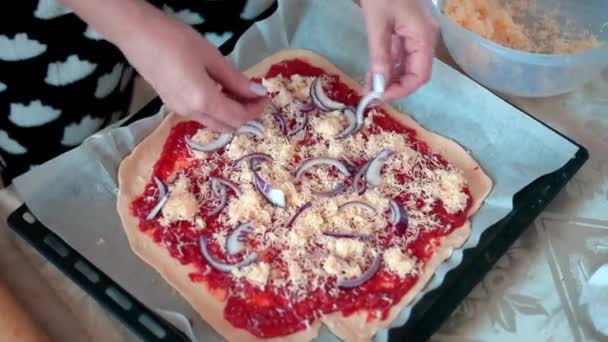 Una Ama Casa Está Preparando Pizza Cocina Masa Extendida Espolvorea — Vídeo de stock
