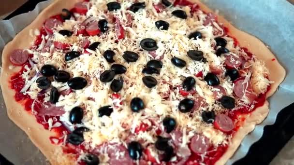 Pizza Mit Wurst Und Oliven Auf Einem Backblech Backen Pizza — Stockvideo