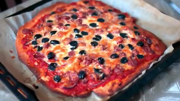 Deliciosa Pizza Italiana Pronta Com Salsicha Azeitonas Close Pizza — Vídeo de Stock