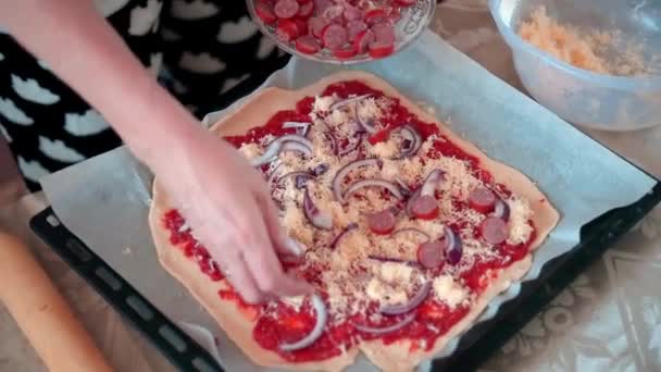 Bir Hanımı Mutfağında Pizza Hazırlıyor Hamur Soğan Sosis Peynir Sos — Stok video