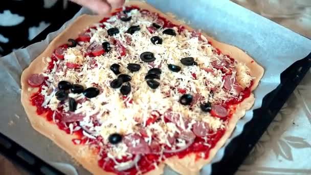 Seorang Ibu Rumah Tangga Sedang Menyiapkan Pizza Dapurnya Gulungan Adonan — Stok Video