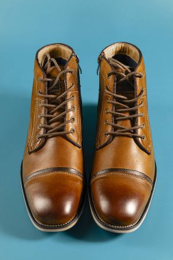 Siyah ve beyaz arka planda kaliteli dana derisi botlar. Dikey çekim. Erkek ayakkabısı fikirleri.