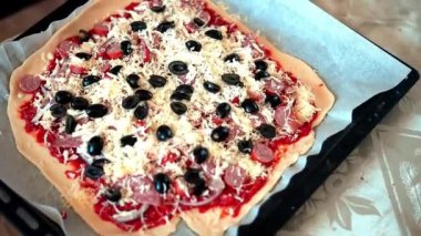 Sosisli ve zeytinli pizza pişirmek. Pizza..
