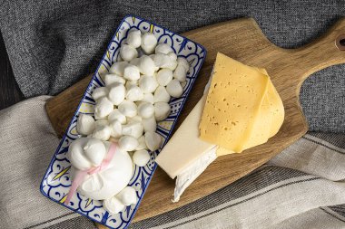 Yahudi bayramını kutluyoruz Shavuot. Kosher taze süt ürünleri. Çeşitli peynirler. Ahşap arka planda süt ürünleri. Shavuot konsepti.