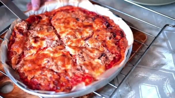 Kawałki Włoskiej Pizzy Tuńczykiem Umieszczone Talerzu Pizza — Wideo stockowe