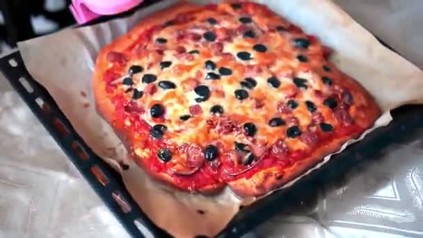 Gorąca Włoska Pizza Kiełbasą Oliwkami Została Umieszczona Stole Tacy Pieczenia — Wideo stockowe