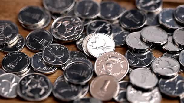 Nuevas Monedas Shekel Israelíes Caen Lentamente Sobre Una Superficie Madera — Vídeos de Stock