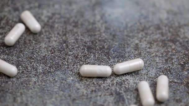 Белые Таблетки Падают Темную Поверхность Наркотики Падают Тёмный Стол Медицинская — стоковое видео