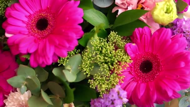 Όμορφο Κομψό Μπουκέτο Από Διάφορα Φωτεινά Λουλούδια Close Γιορτινή Ανθοδέσμη — Αρχείο Βίντεο