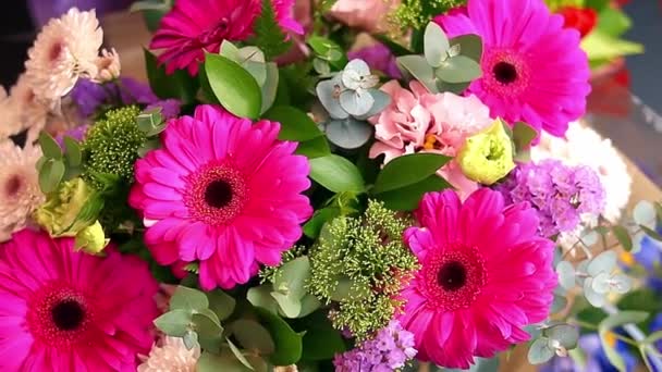 Krásná Stylová Kytice Různých Světlých Květin Zblízka Slavnostní Kytice Růžových — Stock video