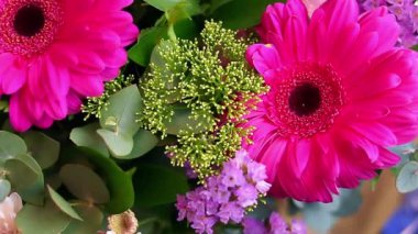 Çeşitli parlak çiçeklerden oluşan güzel bir buket. Pembe, mavi, mor, beyaz çiçeklerden oluşan bir buket..