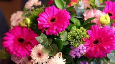 Çeşitli parlak çiçeklerden oluşan güzel bir buket. Pembe, mavi, mor, beyaz çiçeklerden oluşan bir buket..