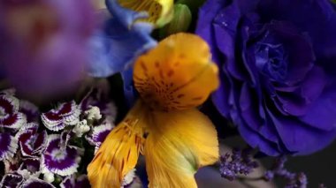 Renkli çiçeklerden oluşan güzel bir buket. Pembe, mavi, mor, sarı çiçekli şenlikli buket..