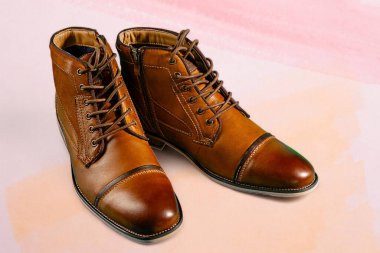 Bir çift kaliteli dana derisi bot ve çok renkli bir arka plan. Yatay çekim. Erkek ayakkabısı fikirleri.