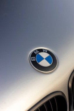 Tel Aviv, İsrail 08 22 2024. BMW Ön Rozet 'in Yakın Çekimi ve Detaylı Çekimi. Arabalar.