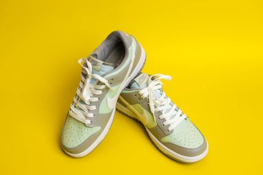 İsrail. Rishon Lezion 14.06.2025. Sarı arka planda yeni Nike spor ayakkabıları. Erkek spor ayakkabıları. Bir çift spor ayakkabı..