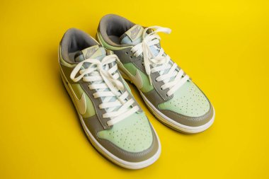 İsrail. Rishon Lezion 14.06.2025. Sarı arka planda yeni Nike spor ayakkabıları. Erkek spor ayakkabıları. Bir çift spor ayakkabı..