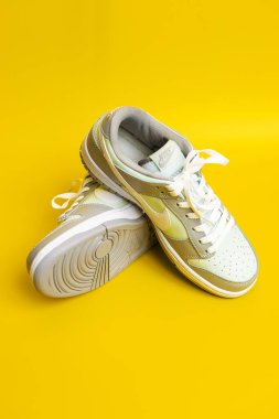İsrail. Rishon Lezion 14.06.2025. Sarı arka planda yeni Nike spor ayakkabıları. Erkek spor ayakkabıları. Bir çift spor ayakkabı..