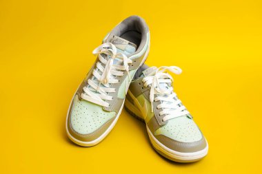 İsrail. Rishon Lezion 14.06.2025. Sarı arka planda yeni Nike spor ayakkabıları. Erkek spor ayakkabıları. Bir çift spor ayakkabı..