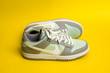 İsrail. Rishon Lezion 14.06.2025. Sarı arka planda yeni Nike spor ayakkabıları. Erkek spor ayakkabıları. Bir çift spor ayakkabı..