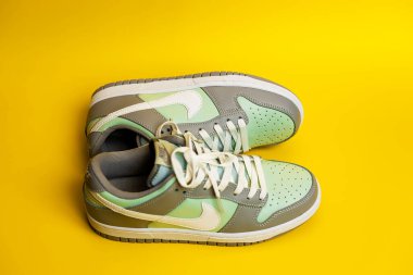 İsrail. Rishon Lezion 14.06.2025. Sarı arka planda yeni Nike spor ayakkabıları. Erkek spor ayakkabıları. Bir çift spor ayakkabı..