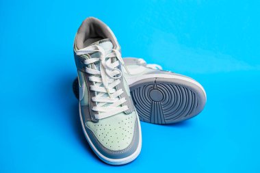 İsrail. Rishon Lezion 06 14 2025. Mavi arka planda yeni Nike spor ayakkabıları. Erkek spor ayakkabıları. Bir çift spor ayakkabı..