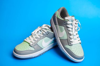 İsrail. Rishon Lezion 06 14 2025. Mavi arka planda yeni Nike spor ayakkabıları. Erkek spor ayakkabıları. Bir çift spor ayakkabı..