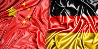 Çin ve Almanya 'nın ulusal bayrakları bir araya getirilip yan yana çırpınan bir pamuk zemin üzerinde yerleştirilmiştir..