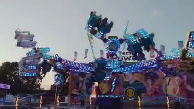 Vadnais Heights, Minnesota. Altın başlı asker böcek (Chauliognathus pensylvanicus) Çıngıraklı Yuccifolium Ustası 'na tırmanır. 