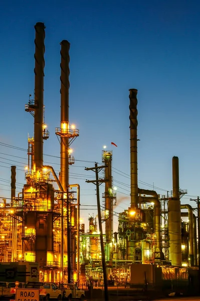 Refinería Petróleo Atardecer Con Luces Encendidas — Foto de Stock